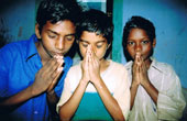 children praying